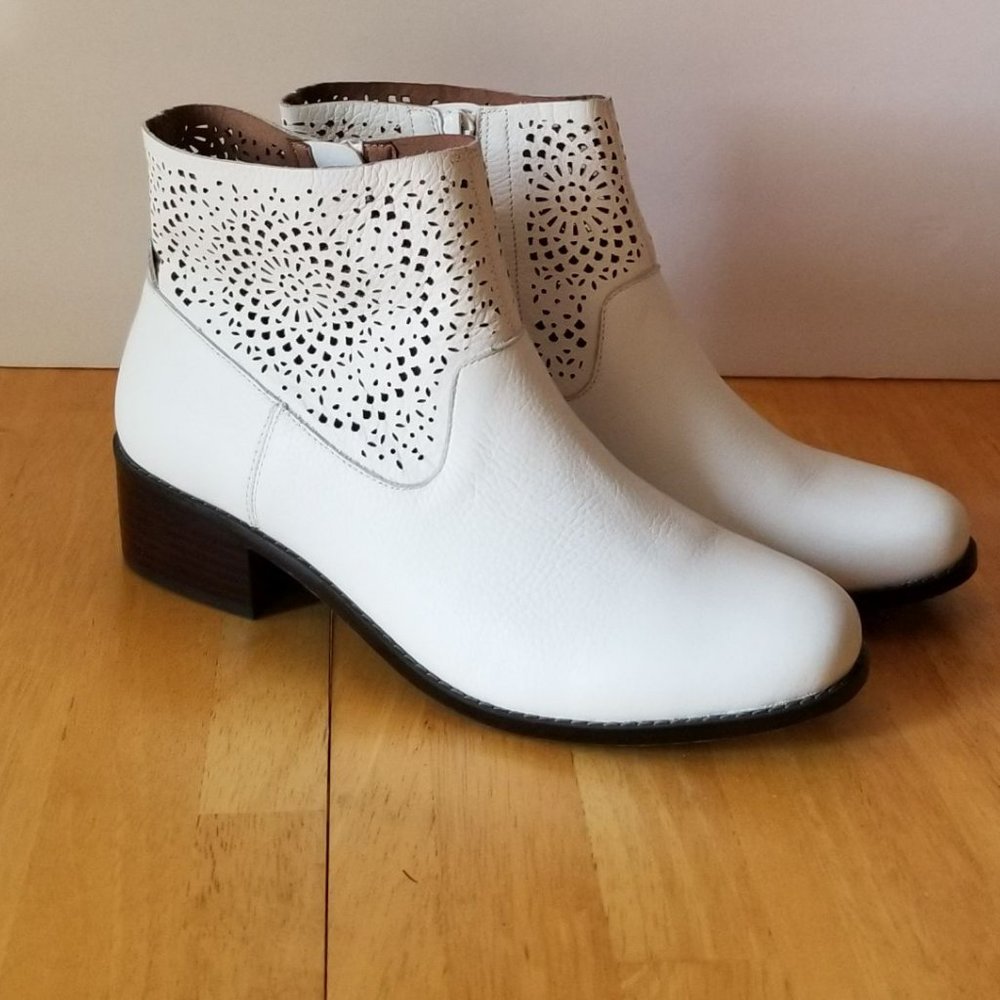 NEW Vionic Luciana White Ankle Boots